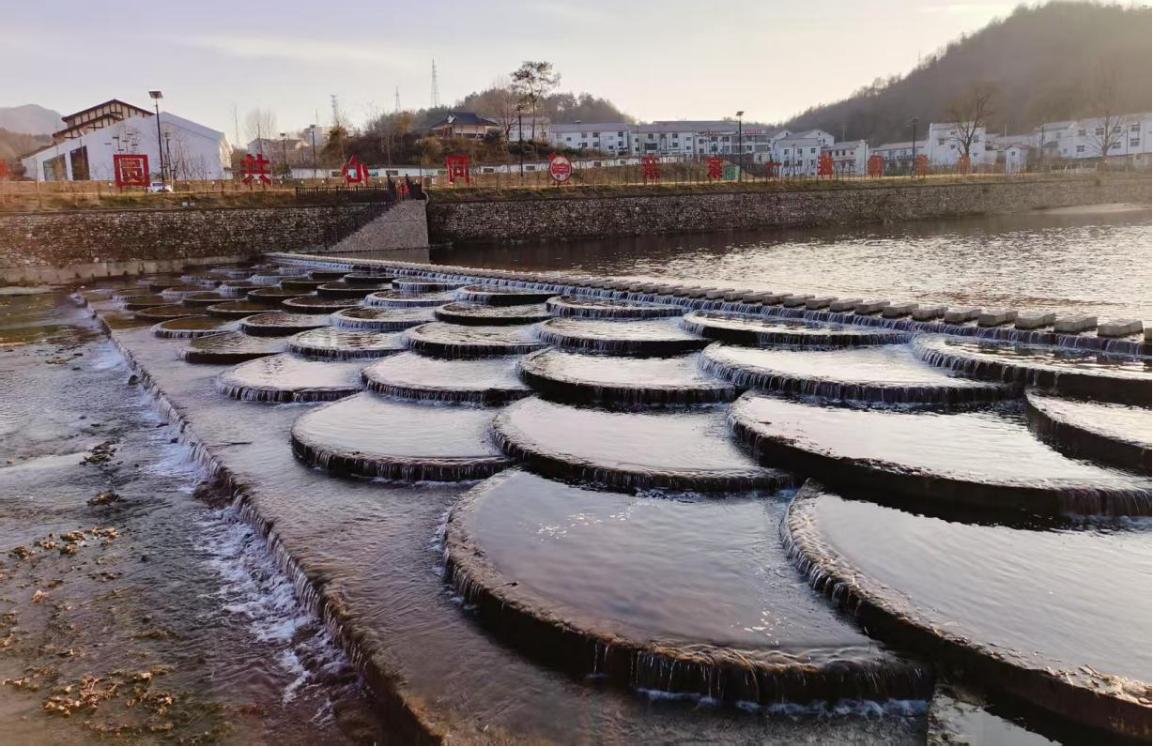 以工代賑項目新建魚鱗壩。