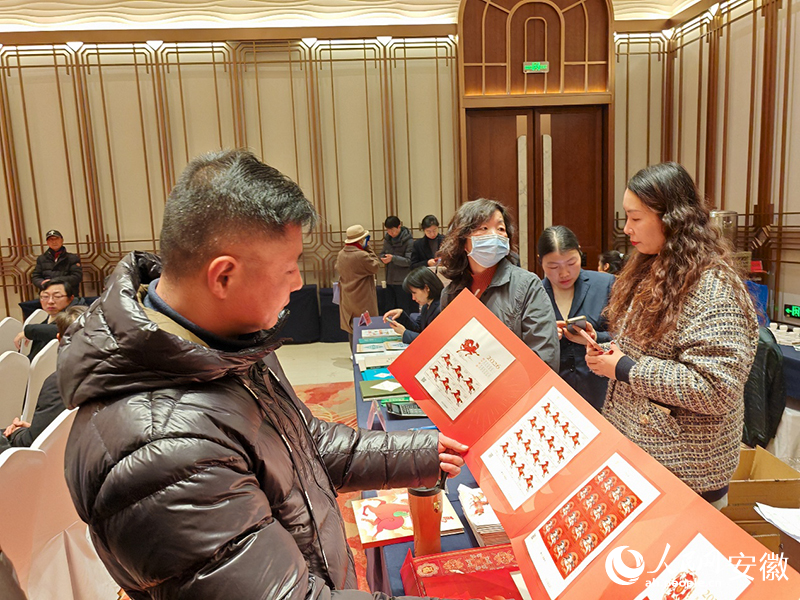 游客阅览《丙午年》特种邮票。人民网 丁纪摄