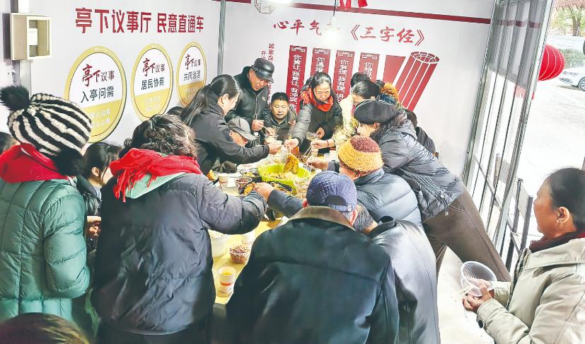 居民共享热闹的“百家宴”。