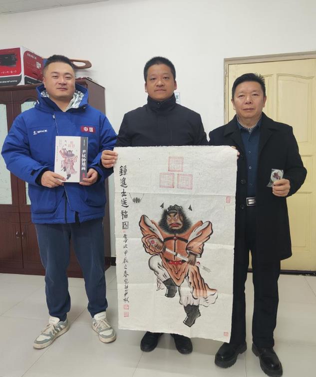 灵璧钟馗画捐赠皮山校园。杨经验摄
