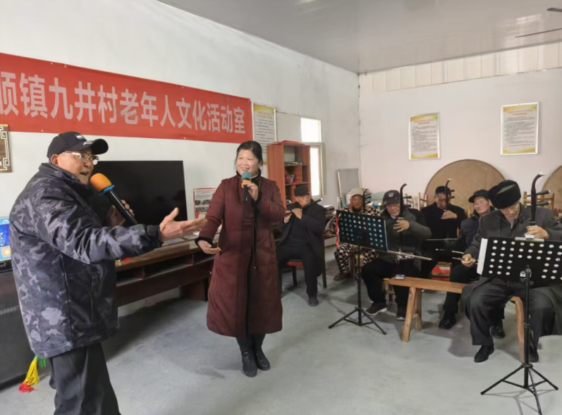 村民們在自娛自樂。葉孟圓攝
