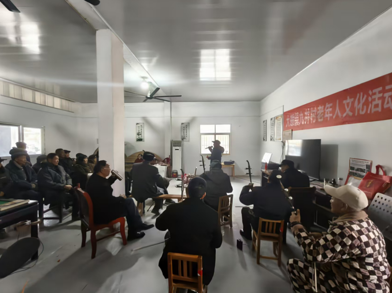 村民們在自娛自樂。葉孟圓攝