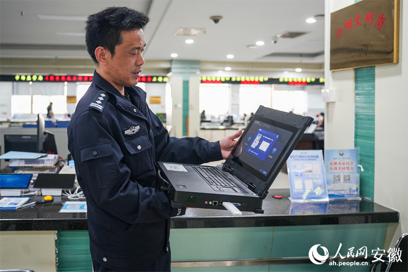 工作人员正在演示“移动柜台”的使用场景。人民网记者 王锐摄