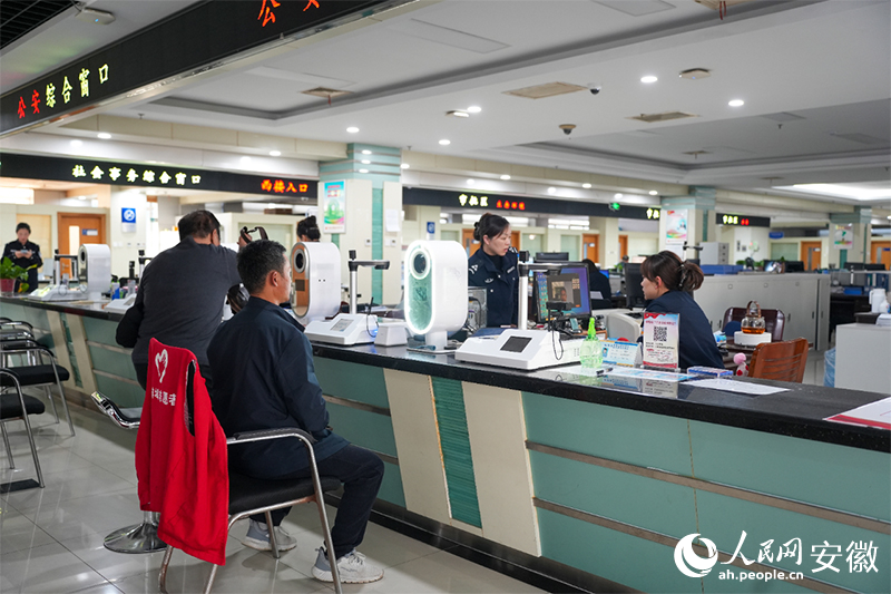 蚌埠市民正在公安综合窗口补办身份证。人民网记者 王锐摄