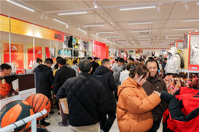 市民在安踏亳州園區店選購衣服。