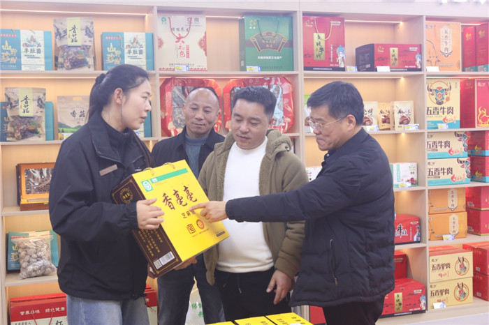 “譙呈好禮”旗艦店工作人員正在向顧客介紹譙城特產。