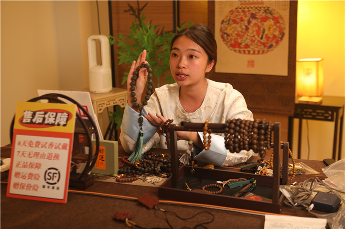 “譙呈好禮”旗艦店工作人員正在進行直播。