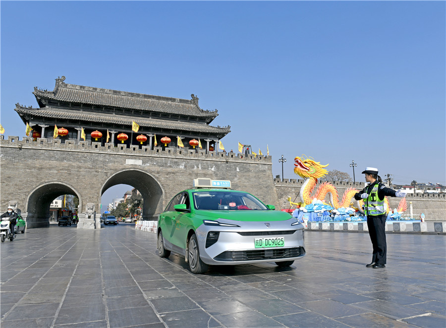 交警金安琪疏導交通。