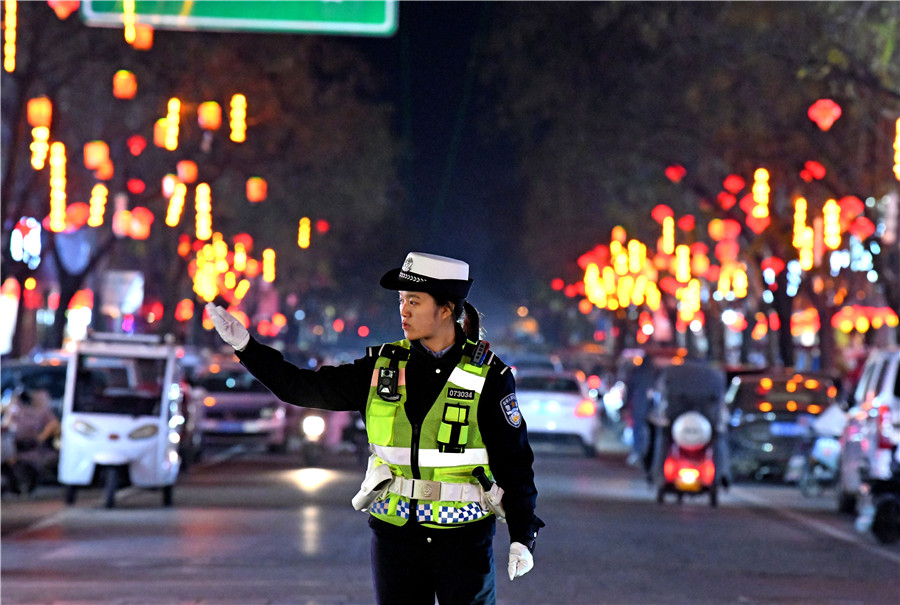 安徽省淮南市寿县古城，交警金安琪疏导交通。