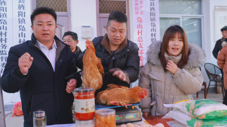 儲軍正熱情洋溢地向網友推介著村裡的農產品。
