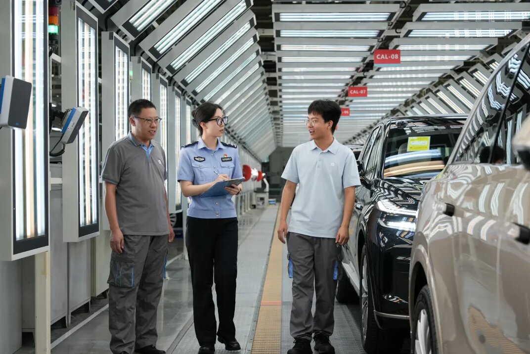 2025年8月1日，合肥市公安局交通管理支队民警走访汽车制造企业，倾听工作意见建议。合肥警方供图