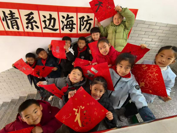孩子們展示福字。