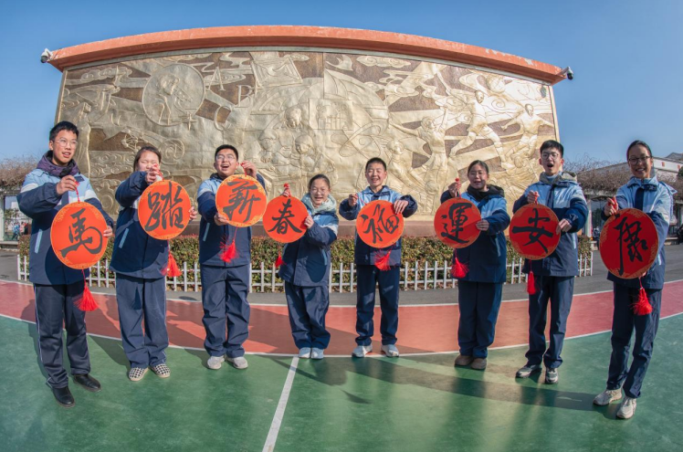 学生们展示自己的作品。