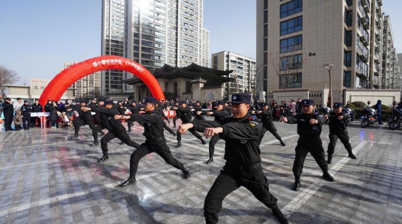 特警队伍进行特警战术演示。韩雪凯摄