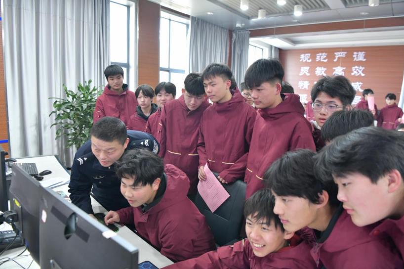 泗州学校学生体验接警调度流程。韩雪凯摄