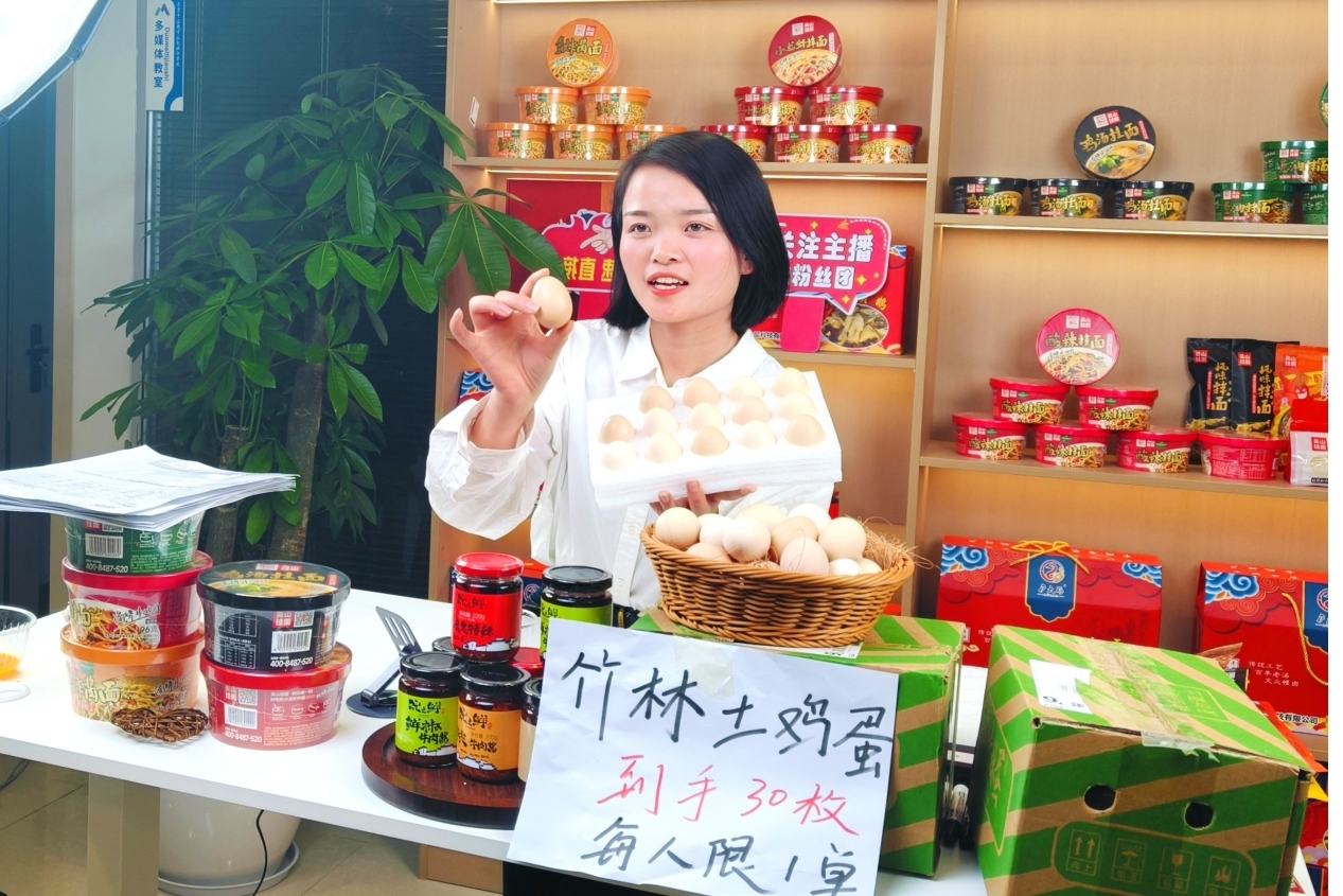 “幸福微坊”項目成員進行直播帶貨。長豐縣雙墩鎮滁河社區供圖
