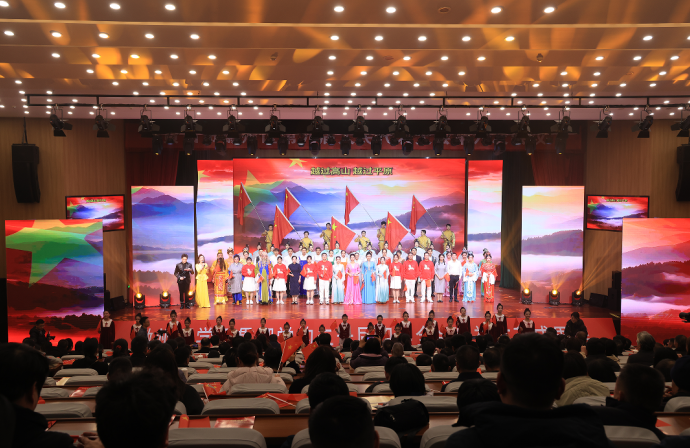 全体齐唱《歌唱祖国》。