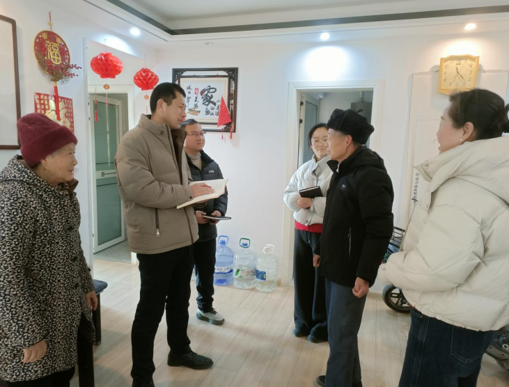 社区工作人员入户了解民意。孙雪强 摄