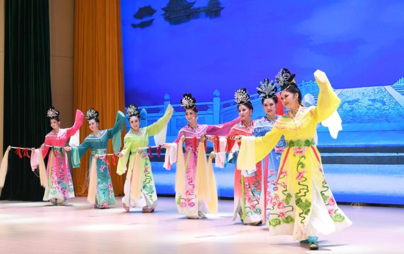 黄梅戏《天仙配》选场“鹊桥”演出现场。