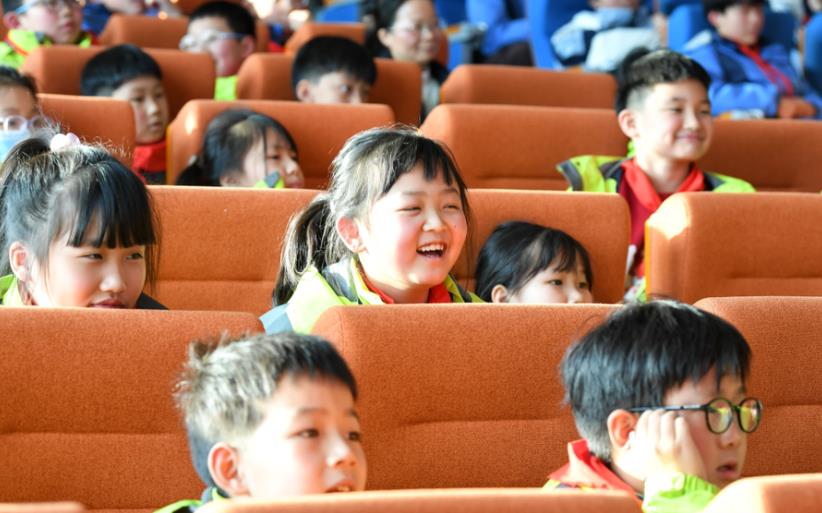 学生们被精彩的演出所吸引。