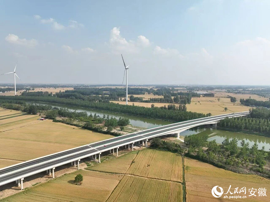 俯瞰徐淮阜高速淮北段。人民网记者 王锐摄