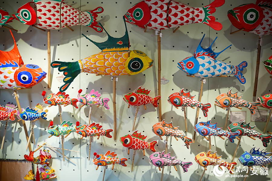 歙县古城文创店,陈列的各式鱼灯。人民网记者 王锐摄