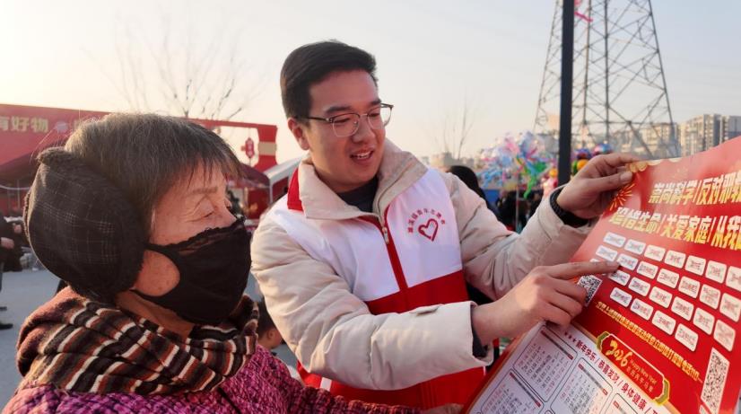 濉溪镇志愿者向群众开展反邪教宣传。