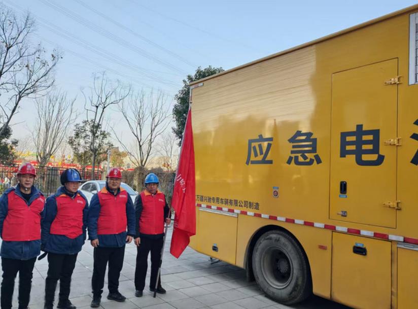 12月13日，濉溪县供电公司保电人员在年货节现场值守。任峰摄