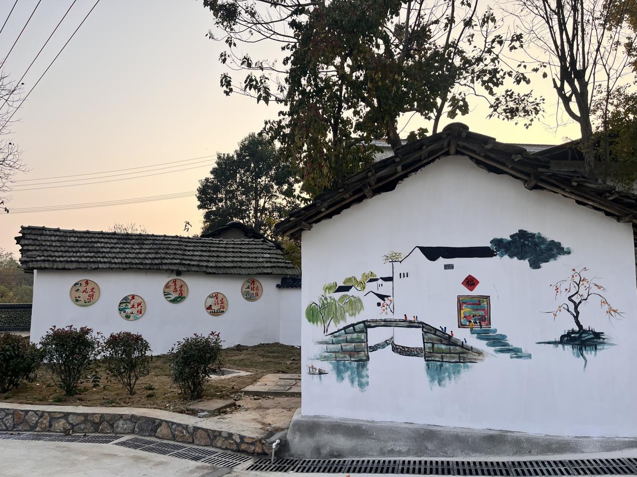 一幅幅生动鲜活的田园彩绘跃然农房墙面。