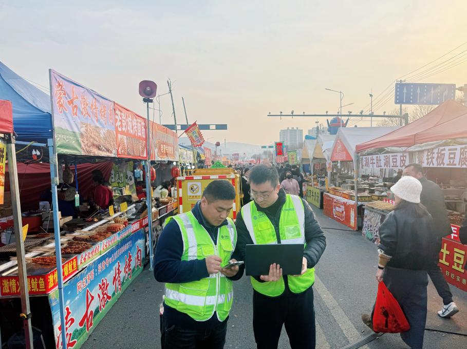 工作人员在现场进行网络保障。安徽移动供图