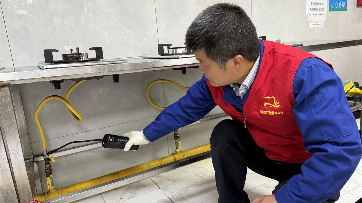 全国劳模吴雄飞为爱心小屋进行燃气安检 合燃华润燃气供图