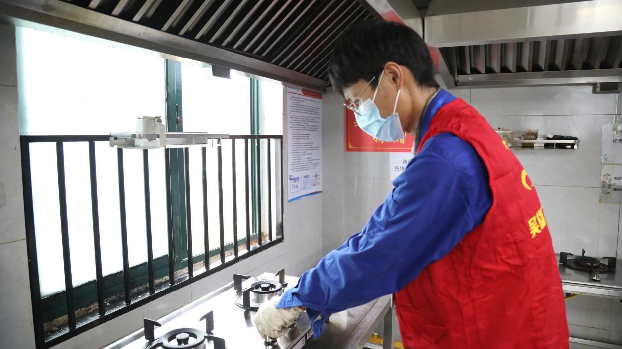 合燃华润燃气“吴雄飞爱心班”志愿者开展燃气服务 合燃华润燃气供图