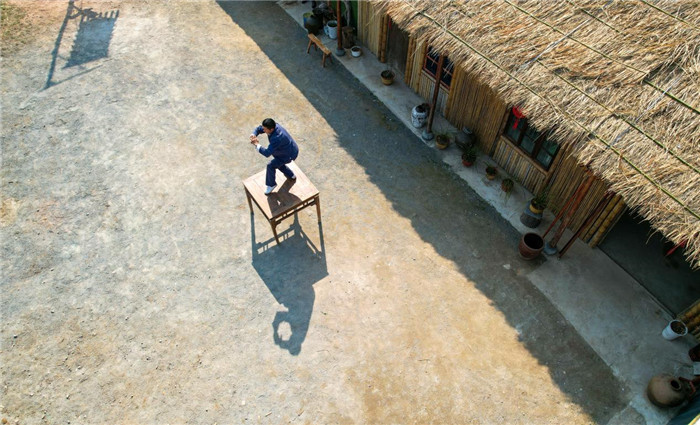 谢卫信登桌演练东乡武术身法。