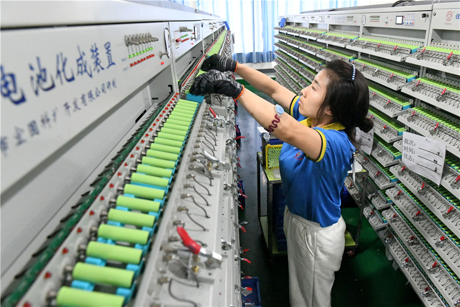 工人为锂离子电池进行充电检测。