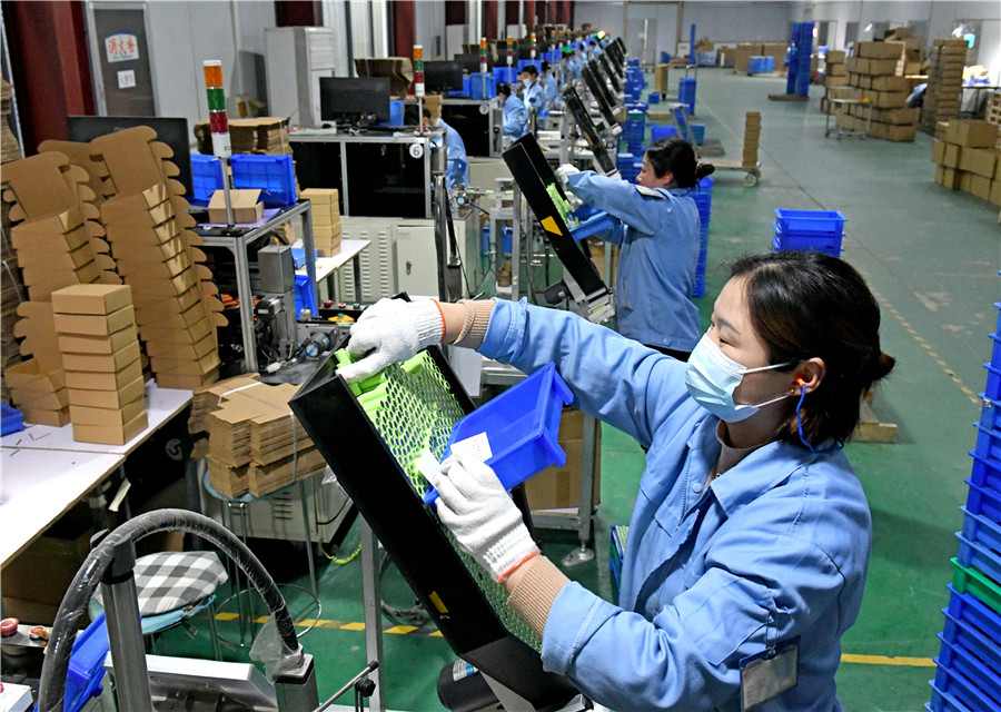 工人进行锂离子电池生产。