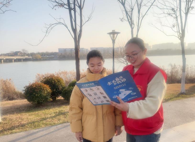 安徽移动志愿者在进行反诈宣传。安徽移动供图