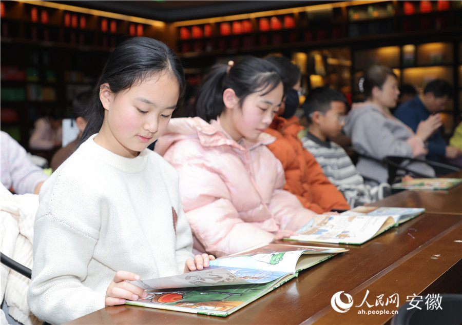 小读者现场阅读。人民网记者 王晓飞摄