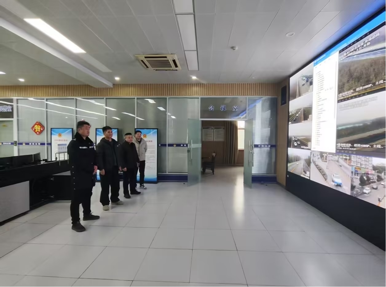 分公司在当地交警支队指挥中心观摩实时路况。
