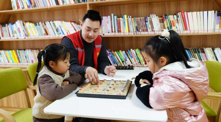 志願者教孩子下棋。