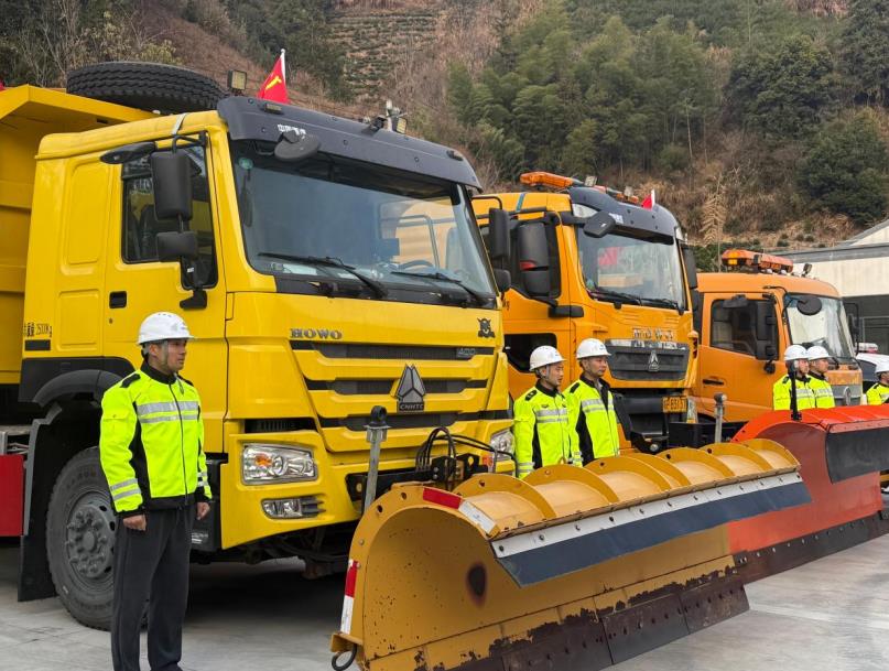 寧宣杭中心鏟冰除雪人員車輛准備。