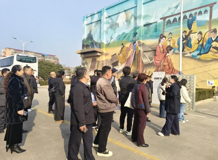 線下參觀。