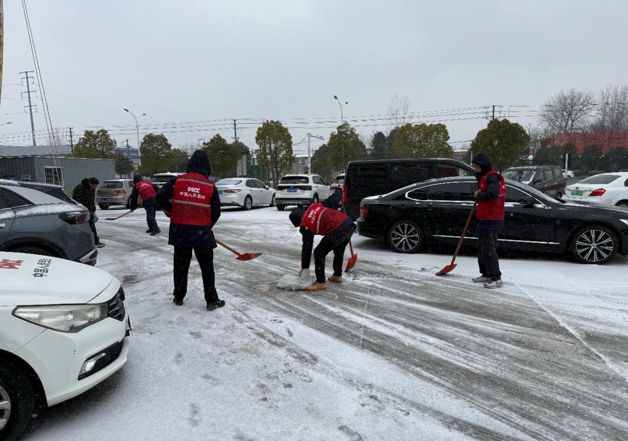 安徽宿州市分公司党员突击队撒盐除冰保障路面畅通。
