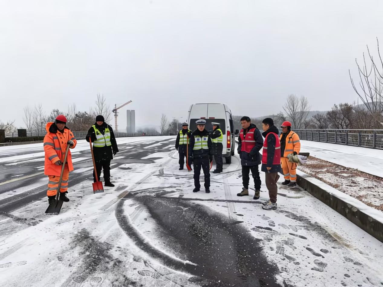 安徽淮北市分公司理赔人员协助交警撒盐保障路面畅通。