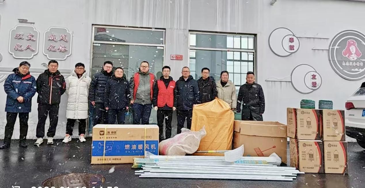 合肥理赔人员向当地捐赠除雪工具等物资。