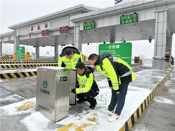 徐淮阜高速运营团队深入关键地点实地检查。