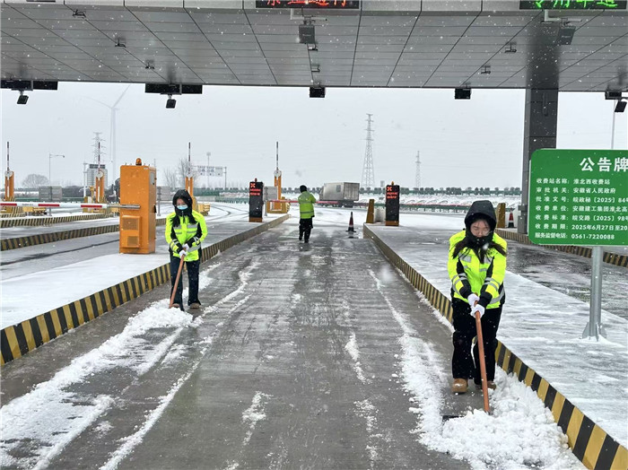 运营团队科学调度除雪作业。