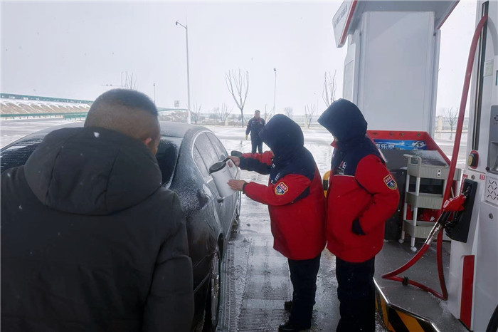 运营团队除冰除雪、服务司乘人员。