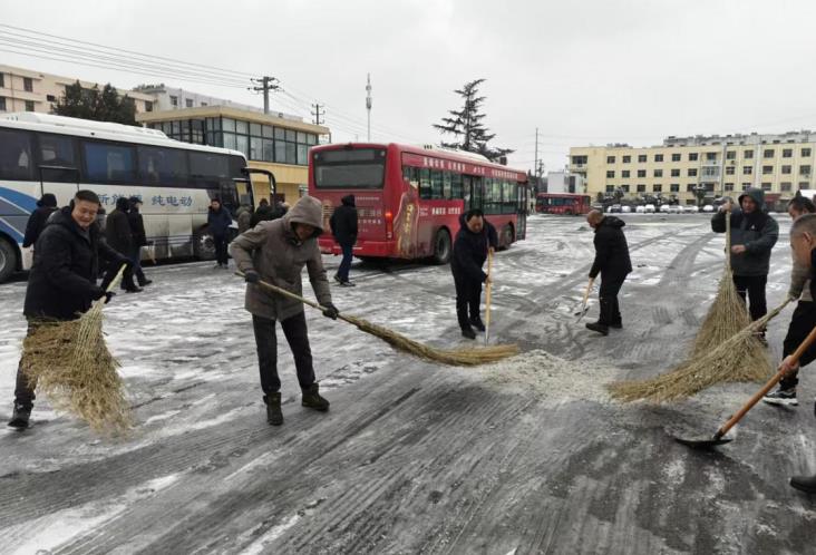 黨員干部迅速行動，清掃公交場站積雪。