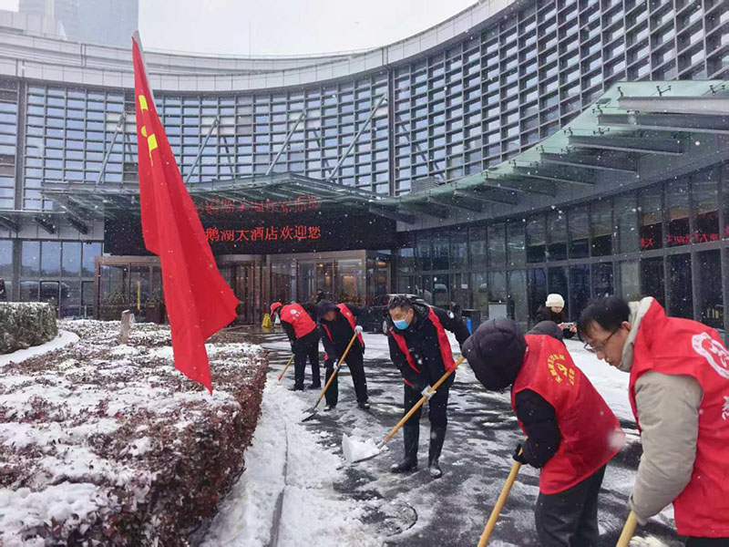 鏟雪除冰現場。