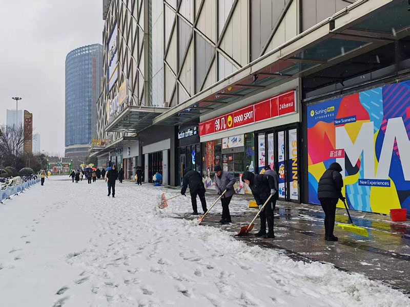 鏟雪除冰現場。